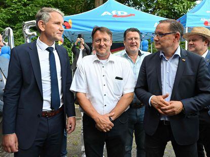 De izquierda a derecha, Björn Höcke, el líder de AfD en Turingia; Robert Sesselman, el ganador de las elecciones en Sonneberg, y Tino Chrupalla, colíder nacional del partido ultraderechista, este domingo en Sonneberg.