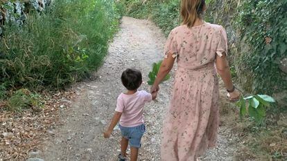 Noelia pasea con su hijo Lucas, un peque con síndrome de asperger.