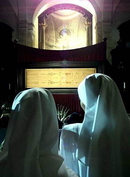 Monjas ante la Sábana Santa en la catedral de Turín (Italia).