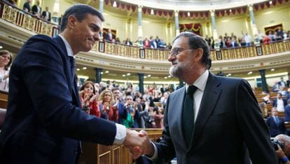 Mariano Rajoy felicita a Pedro Sánchez tras la votación de la moción de censura.