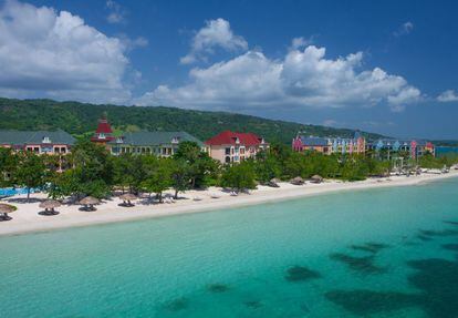 En Jamaica se encuentra el Sandals Whitehouse European Village and Spa.