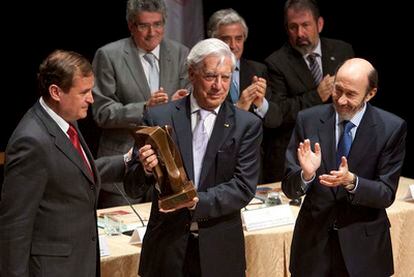 Mario Vargas Llosa, en el centro, recibe hoy el premio a la libertad de prensa.