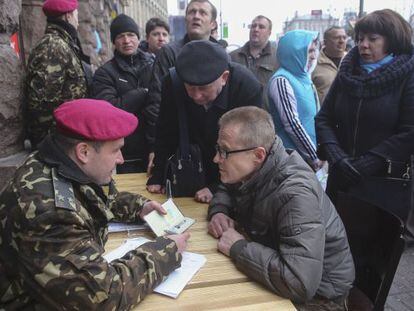 Un voluntario en un puesto de reclutamiento de la Guardia Nacional en Kiev.