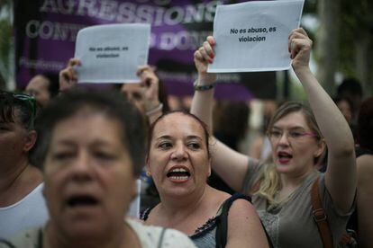 Concentración en las puertas de las Audiencia Provincial de Barcelona en la que las manifestantes pedian que se juzguen a los acusados conocidos como 'la Manada de Manresa' por violacion y no por abuso sexual.