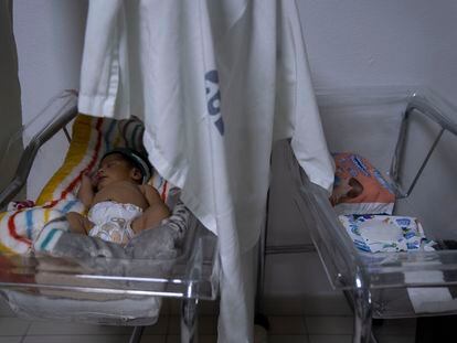 Un bebé en la zona de maternidad de un hospital en la ciudad de Zacatecas, en diciembre de 2021.