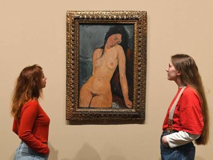Dos mujeres observan una obra del artista italiano Amedeo Modigliani durante la presentaci&oacute;n de una nueva retrospectiva del trabajo del artista en la Tate Modern.
