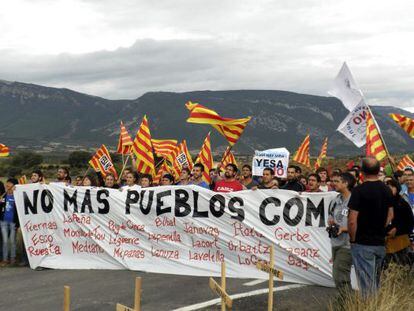 Vecinos de Artieda (Zaragoza) se manifiestan contra el recrecimiento de la presa de Yesa. 