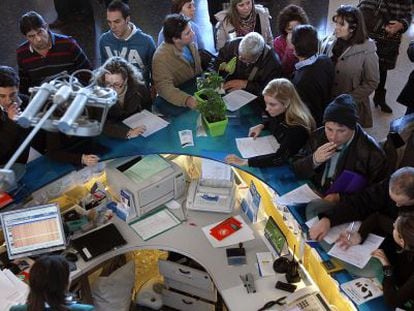 Viajeros afectados por la huelga de controladores reclaman en el mostrador del aeropuerto de Manises (Valencia).