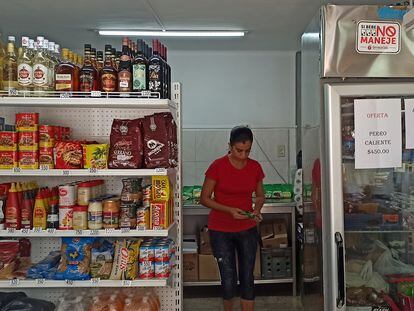 Un mujer, el 12 de febrero en una tienda de alimentación en La Habana.