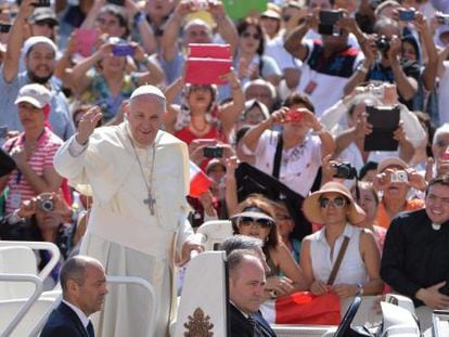 El Papa saluda avui els fidels a la plaça de Sant Pere.