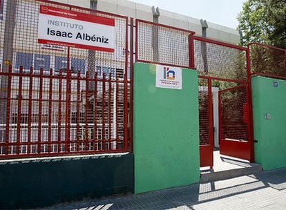 Puerta del instituto Isaac Albéniz, donde se han registrado dos casos de nueva gripe.