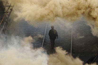 Un trabajador camina entre una nube de humo en una fábrica de Changzhi (China).