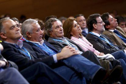 El tercero por la derecha es Ignacio López del Hierro, marido de Dolores de Cospedal, a su lado. El único de la línea que no es dirigente del PP.