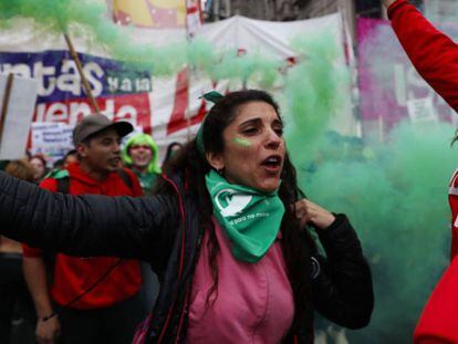 Centenares de personas a favor de la ley del aborto se manifiestan a las puertas del Senado en Buenos Aires.