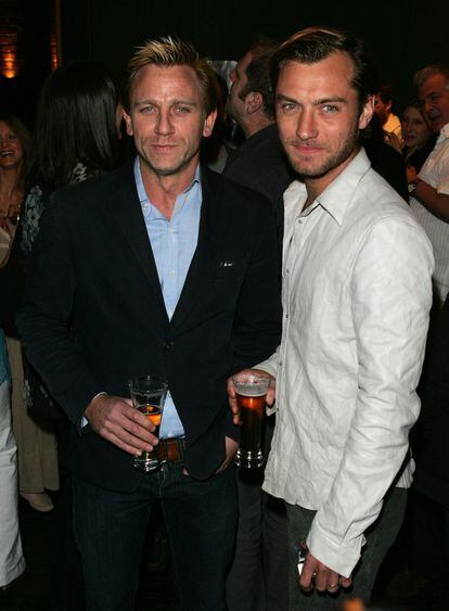 Jude Law y Daniel Craig atienden a los medios durante la presentación de la película 'The Jacket', en Londres en 2005.