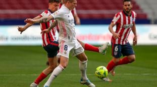 Kroos protege el balón ante Marcos Llorente este domingo en el Wanda.