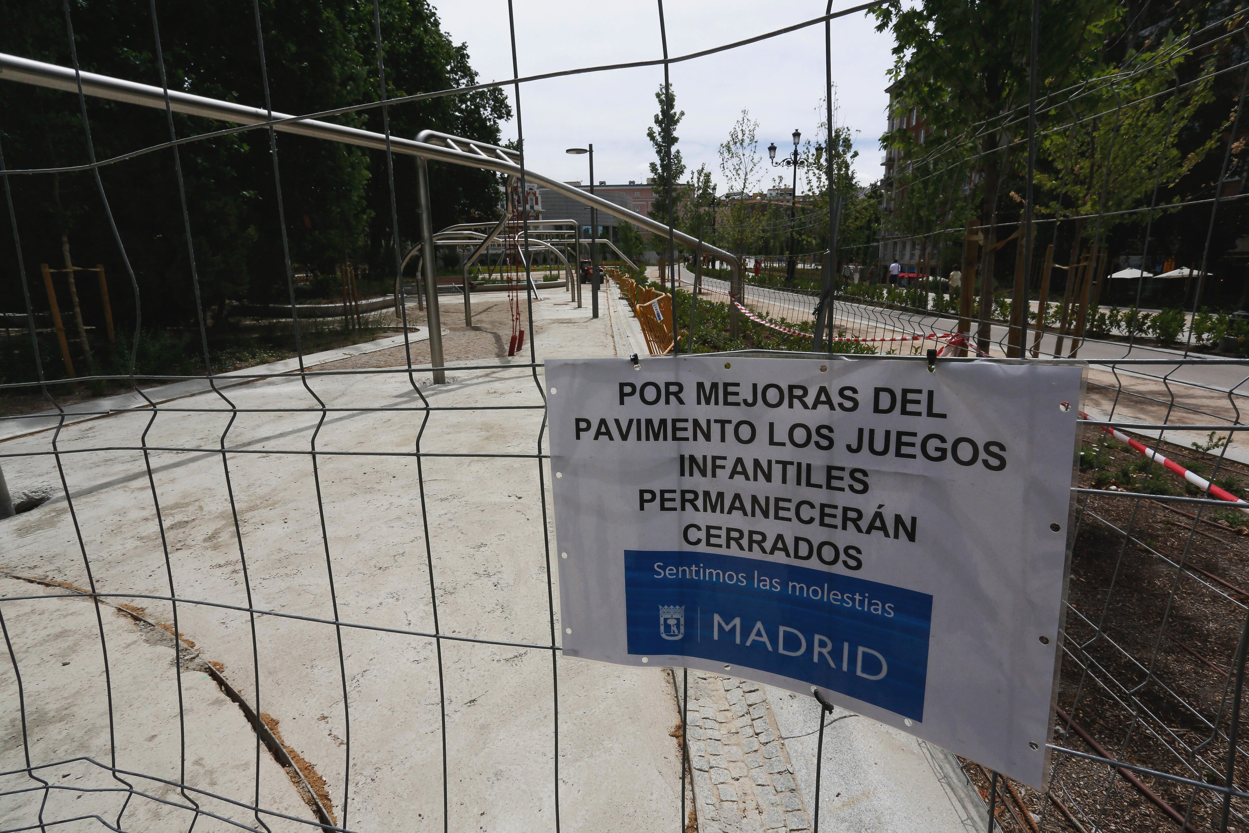 El área infantil de la plaza de España de Madrid cerrada por reforma del pavimento.