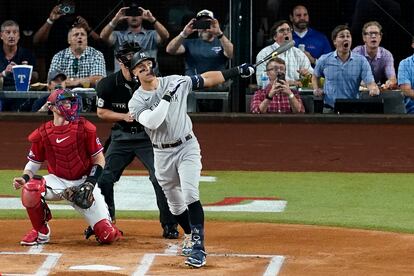 Aaron Judge, segundos después de conectar su cuadrangular número 62, ante la mirada de los espectadores en Texas.