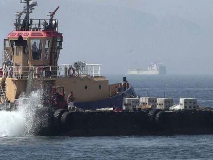 Un remolcador gibraltare&ntilde;o lanza bloques de hormig&oacute;n en aguas cercanas al aeropuerto el pasado 25 de julio. 