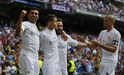 Los jugadores del Real Madrid celebran un gol ante el Eibar.