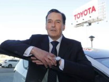 Jacques Pieraerts, presidente de Toyota en Espa&ntilde;a, apoyado en un coche h&iacute;brido.