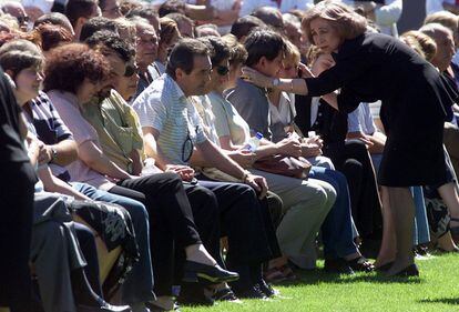 La reina Sofía consuela a los padres de la veintena de jóvenes fallecidos en un accidente de autobús en Soria, el 7 de julio del 2000.