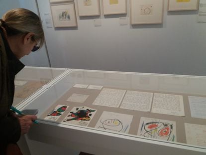 Una visitante observa material del archivo de la Fundación Miró en el nuevo espacio expositivo abierto en el centro.