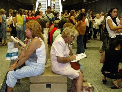 Viajeros en una estación de Metrovalencia en julio de 2019, antes de que estallara la pandemia.