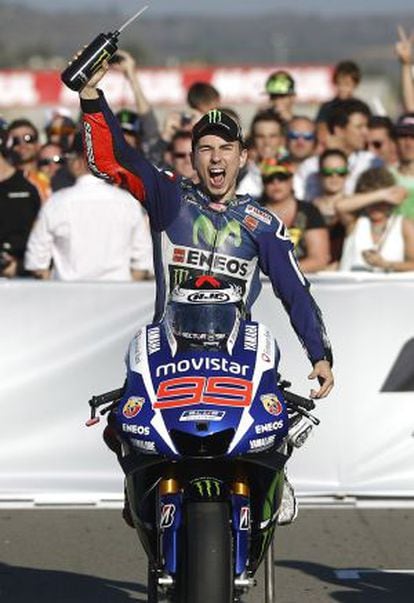 Lorenzo celebra su victoria en Valencia