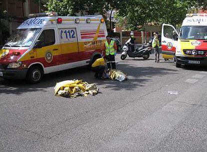 El cadáver, tirado en el suelo en la confluencia de las calles de César Manrique y La Cabrera.