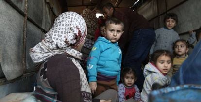 Un grupo de ciudadanos sirios huye de la ciudad de Afrin tras el asedio turco.