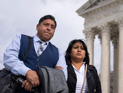 Jose Hernandez y Beatriz Gonzalez, padrastro y madre de Nohemi Gonzalez (que murió en el ataque terrorista de París en 2015), ayer, en el Tribunal Supremo de EE UU.