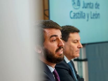 El vicepresidente de la Junta de Castilla y León, Juan García-Gallardo, y el consejero de Economía y Hacienda y portavoz, Carlos Fernández Carriedo, comparecen en rueda de prensa tras el Consejo de Gobierno, este jueves en Valladolid.