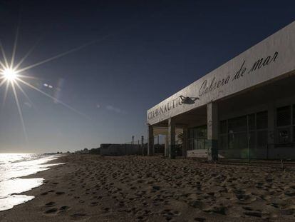 Façana del Club Nàutic de Cabrera de Mar, que fa mesos que està tancat.