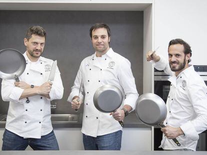 De izquierda a derecha, Ignacio Riesco, &Aacute;lvaro Garc&iacute;a y el chef Luis Centenera, fundadores de Contacto Cocina.
