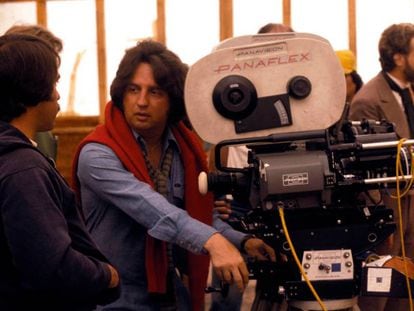 Michael Cimino durante el rodaje de 'La puerta del cielo' (1980). En vídeo, el tráiler de la película.