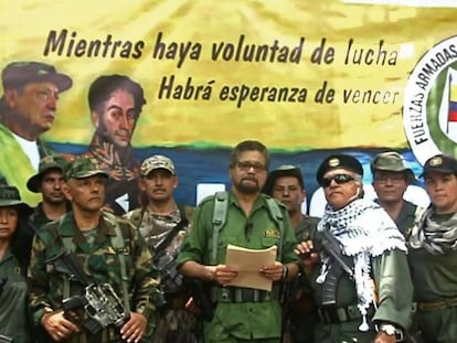 Iván Márquez, exmiembro de las FARC, lee un manifiesto acompañado de Jesús Santrich, en 2019.