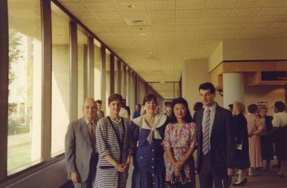 Montes, con su familia en un centro de entrenamiento del FBI en Quantico en 1989. De izquierda a derecha, su padre, Alberto; Ana; su hermana Lucy; su cuñada Joan y su hermano Tito.