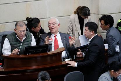 El presidente del Senado colombiano, Roy Barreras, y el ministro de Hacienda, José Antonio Ocampo, durante el debate sobre la reforma tributaria.