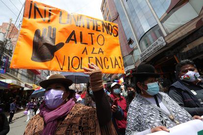 Mujeres aimaras llegan a la ciudad de La Paz, luego de una caminata iniciada en la vecina ciudad de El Alto con motivo del Día Internacional de la Mujer. 
