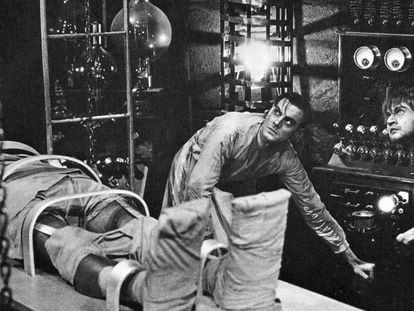 Colin Clive, como el Dr. Frankenstein, y Dwight Frye, como su asistente Fritz en una escena de la película de 1931 del Frankenstein de Mary Shelley.
