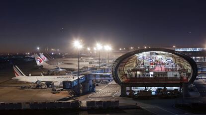 Vista nocturna del aeropuerto Charles de Gaulle de París. El Gobierno de Macron empezó a cobrar este mes una ecotasa a los billetes de avión.