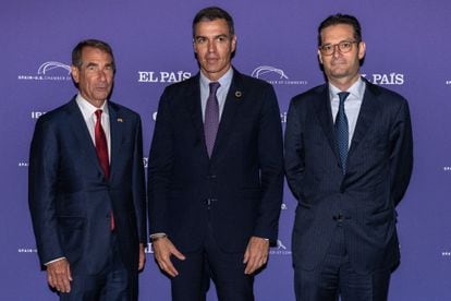 Alan D. Solomont, Pedro Sánchezy Joseph Oughourlian durante el foro global económico entre Estados Unidos, Latinoamérica y España.