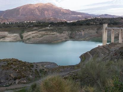La falta de agua y las escasas lluvias caídas en la zona de La Axarquía en los últimos años secan el embalse de La Viñuela, en noviembre de 2023.
