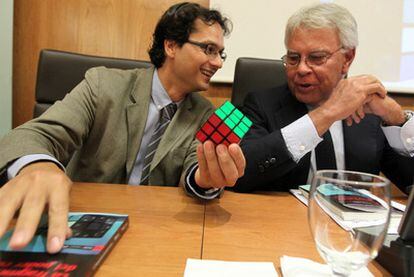 El expresidente del Gobierno Felipe González, junto al autor del libro, José Ignacio Torreblanca.