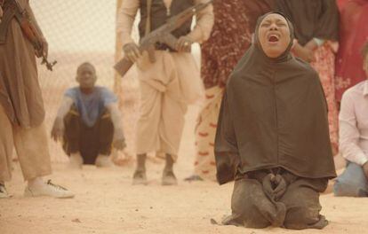 Una mujer, azotada por cantar en una escena de 'Timbuktu'