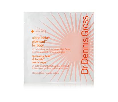 Parches exfoliantes y autobronceadores de Dr Dennis Gross, 50 euros. Este producto es perfecto para conseguir rápidamente un efecto de piel dorada en cualquier momento del año. Actúa eliminando células muertas de la piel mientras añade color a las nuevas. Su efecto bronceador se aprecia en tan sólo tres horas tras su aplicación, es apto para todo tipo de pieles y no contiene sultatos ni parabenos.