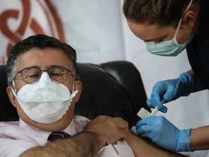 Un voluntario recibía la vacuna de la estadounidense Pfizer y la alemana BioNTech en Ankara en octubre.