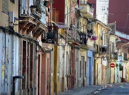 Calle de los Ángeles del barrio marinero de El Cabanyal, en Valencia, con su típica diversidad cromática.