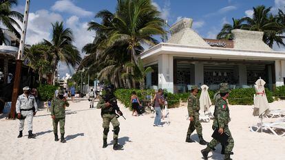 Elementos del Ejército resguardan el Mamita's Beach Club de Playa del Carmen, donde fue asesinado el gerente del local esta semana.
